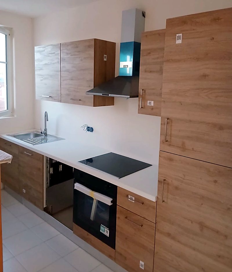 Cuisine façades chêne et plan de travail blanc